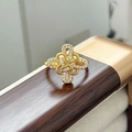 Dettaglio ravvicinato di un anello a nodo vintage dorato con trame intrecciate e zirconi bianchi - Stile Nodo Cavo (JZ3037A)