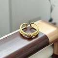 Macro di anello a spirale dorato con un elemento centrale tondo incastonato di zirconi - Stile Zirconia Centro Motivo Cavo (JZ3279A)