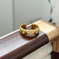 Dettaglio dell'anello vintage dorato con zircone a fiocco di neve e finitura spazzolata - Stile Fiocco di Neve Spazzolato (JZ3393A)
