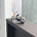 Dettaglio anello luna d'argento con smalto blu e texture di metallo liquido fluido - Stile Luna Blu Scuro Texture Argento Liquido (JZ3572)