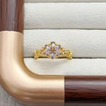 Makroaufnahme Goldring mit lila Markise-Edelsteinen und funkelnden weißen Diamanten - Einstellbar Offen / Lila Blumenstil (JZ0685A)
