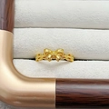 Details eines Vintage Goldrings mit Schleife und Textur in einem Samt-Schmuckhalter - Einstellbar Offen