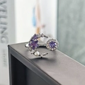 Makroansicht des silbernen Dornenmond-Rings mit lila Zirkonstern und kleiner Perle - Lila Stern Perle Mond Stern Stil (JZ3976)
