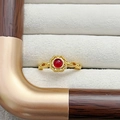 Nahaufnahme eines goldenen Vintage-Rings mit rotem Edelstein und gewebtem Band - Einstellbar Offen / Rubinfarbener Vintage-Stil (JZ1044A)