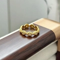 Vista macro laterale di anello vintage dorato con zircone bianco su bordo in metallo - Stile Maglia Catena Circolare Zirconia (JZ4699)