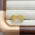 Detailansicht eines goldfarbenen geometrischen Rings mit Zirkonia und Kordelstruktur - Einstellbar Offen