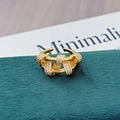Detailansicht eines Vintage-Goldrings mit Flechtmuster und Pavé-Zirkonia-Steinen - Einstellbar Offen / Gewebter Knoten Stil (JZ5115A)