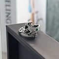 Dettaglio ravvicinato di un anello retrò in argento con incisione di luna e rosa - Stile Vintage Intaglio Rosa Luna Nuova (JZ4440)