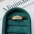 Makroaufnahme eines Vintage-Goldrings mit Zirkonia in einer grünen Samtbox - Einstellbar Offen / Vintage Hohl Geschnitzter Stil (JZ5117A)