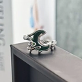 Dettaglio macro dell'anello a mezzaluna in argento con smalto verde e cristalli - Stile Mistero Luna Smalto Verde Scuro (JZ4482)
