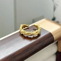 Dettaglio ravvicinato di un anello dorato vintage intrecciato con zirconi brillanti - Stile Zirconia Trama Ritorta (JZ4931)