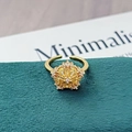 Makroaufnahme Goldring mit gelbem Tropfenstein und Pavé-Kristallverzierung im Detail - Einstellbar Offen