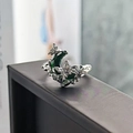 Dettaglio macro dell'anello lunare gotico con smalto verde e incisione di farfalla - Stile Scuro Rilievo Floreale Farfalla (JZ4483)
