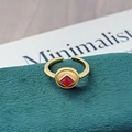 Makro-Detail eines Vintage-Goldrings mit quadratischem rotem Edelstein und Perlenstruktur - Einstellbar Offen / Roter Quadratischer Edelstein Stil (JZ5255A)