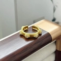 Vista dettagliata di un anello a fiore dorato vintage con zirconi e finitura spazzolata - Stile Texture Ingranaggi Girasole (JZ5175)