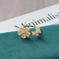 Makro-Detail des Goldblumenrings mit rosa Opalblättern und Zirkonia auf Samtstoff - Einstellbar Offen / Rosa Katzenaugenblume Stil (JZ5315A)