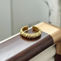 Dettaglio macro dell'anello vintage a fiori con trama a corda e zirconi su legno scuro - Stile Pavé Trama Ritorta (JZ5210)