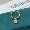 Nahaufnahme einer goldenen Perlen-Ohrklemme mit quadratischem Schloss-Anhänger auf Samt - Einstellbar Offen / Schlossanhänger Perle Stil (JZ5319A)