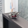 Dettaglio dell'anello gotico in argento con ali e intarsio rosso dal design raffinato - Stile Vintage Creatura Alata Cuore Rosso (JZ5424)