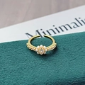 Detail eines goldenen Rings mit Perlenblume und Zirkonia-Mikroeinlagen auf einer Box - Einstellbar Offen / Perlenblumen-Cluster Stil (JZ5370A)