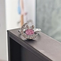 Dettaglio macro dell'anello a luna d'argento con pietra rosa e orecchie di coniglio - Stile Ragazza Luna Stella Orecchie Coniglio Rosa (JZ5585)