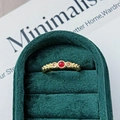 Detail eines Vintage-Goldrings mit Zirkonia-Steinen in einer grünen Samtbox - Einstellbar Offen / Roter Runder Edelstein Weizen Stil (JZ5375A)