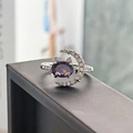 Dettaglio anello gatto luna argento con pietra viola e accento di luna crescente - Stile Fantasy Mezzaluna Testa Gatto Viola (JZ5587)