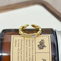 Makroaufnahme eines vergoldeten Rings mit Flechtstruktur und lila-blauer Emaillierung - Verflochtene Textur Lila Blauer Emaille-Stil (JZ4229)