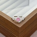 Nahaufnahme eines pinkfarbenen Zirkonrings mit Schneeflocken-Design auf Holzbox - Schneeflocke Rosa Edelstein Stil (JZ0106A)