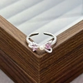 Detailansicht verstellbarer Silberring mit rosa Herzsteinen und einer weißen Perle - Perle Schleife Rosa Herz Stil (JZ0586A)
