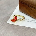 Details eines goldenen Schmetterlingsrings mit roten Zirkonia-Flügeln auf Vintage-Karte - Roter Schmetterling Stil(JZ0002A)