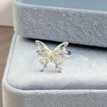 Detailaufnahme eines silbernen Schmetterlingsrings mit grünem Emaille auf blauem Samt - Hohle Schmetterlingsstil (JZ0823A)