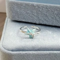 Nahaufnahme eines hellblauen Emaille-Sternrings mit Zirkonia auf verstellbarem Silberband - Blaue Sternstil (JZ0899A)