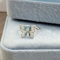 Detail eines blauen Emaille Schmetterlingsrings mit gedrehter Ringschiene auf Schmuckbox - Seil-Schmetterlingsstil (JZ1168A)