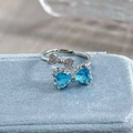 Detailansicht Schmetterling-Ring mit blauen Herzsteinen und Zirkonia auf Samtbox - Einstellbar Offen / Blau-Weißer Doppelschleifenstil (JZ0273A)