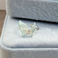 Nahaufnahme von Silberring mit Schmetterling, blauem Emaille und Zirkonia-Detail - Hellcyan Schmetterlingsstil (JZ1243A)