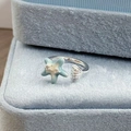 Nahaufnahme eines silbernen Rings mit hellblauem Emaille-Seestern und Muschel-Detail - Seestern Schalenstil (JZ3341A)