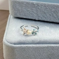 Nahaufnahme von Emaille-Ring mit Seestern und Perle auf blauem Samt-Schmuckkästchen - Ozean Schalenstil (JZ3361A)