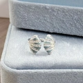 Makro-Detail von silbernem offenem Ring mit grünen Emaille-Muscheln und kleinen weißen Diamanten - Doppelmuschel Gegenüberstil (JZ3373A)