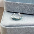 Makro-Detail des wellenförmigen Rings mit hellblauem Emaille und silbernen Blüten - Wellen-Emaille-Stil (JZ3645A)
