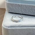 Detailaufnahme eines silbernen Emaille-Rings mit blauer Blume und Zirkonia-Steinen - Voll-Diamant-Emaille-Stil (JZ3802A)