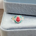Makroaufnahme eines Emaille-Kürbis-Blumenrings auf einem Schmuckkästchen - Rote Kalebasse-Stil (JZ4141A)