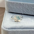 Nahaufnahme eines silbernen Planetenrings mit Emaille und Perle in einer Box - Planet Sternenhimmel Stil (JZ4928A)