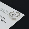 Makro-Detail eines verstellbaren Punk-Rings mit einem großen rechteckigen Zirkonia - Großer Rechteckiger Stein Stil (JZ0037) / Silber