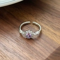 Detailaufnahme eines lila Zirkonrings mit Blumenfassung und offenem Ringband aus Silber - Runder Zirkonia-Blumen-Stil(JZ0081A)
