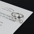 Detailansicht des silbernen Sternrings mit funkelndem Zirkon-Anhänger und offenem Design - Doppelstern-Anhänger-Stil (JZ0057)