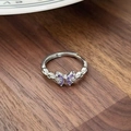 Detailansicht Schmetterlingsring mit lila Zirkonia-Flügeln und geflochtenem Band - Schmetterling Herz Zirkonia Kette Stil(JZ0192A)