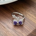 Detailansicht eines silbernen offenen Rings mit lila herzförmigem Schmetterling - Doppelter Schleife Herz Zirkonia Stil(JZ0511A)