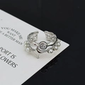 Detail eines silbernen Punk-Rings mit Zirkonia und weißen Perlen, offenes Design - Flüssigmetall-Perlen-Stil (JZ0675)