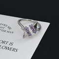 Detail eines silbernen Sternringes mit drei vertikalen violetten Zirkoniasteinen - Violetter Zirkon Überkreuzungsstil (JZ0949)